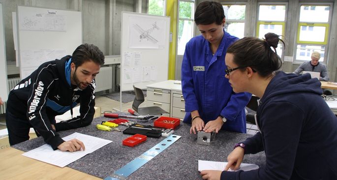 Studierende planen den Bau eines Flugzeugs.