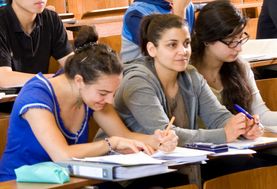 Studentinnen im Hörsaal