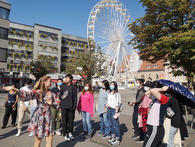 Gruppe steht am Reutlinger Marktplatz