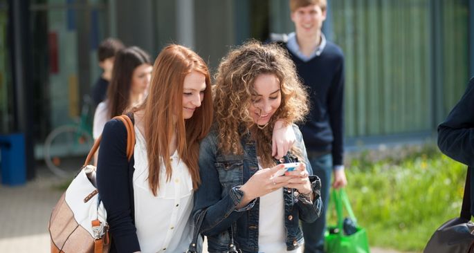 Studierende auf dem Campus